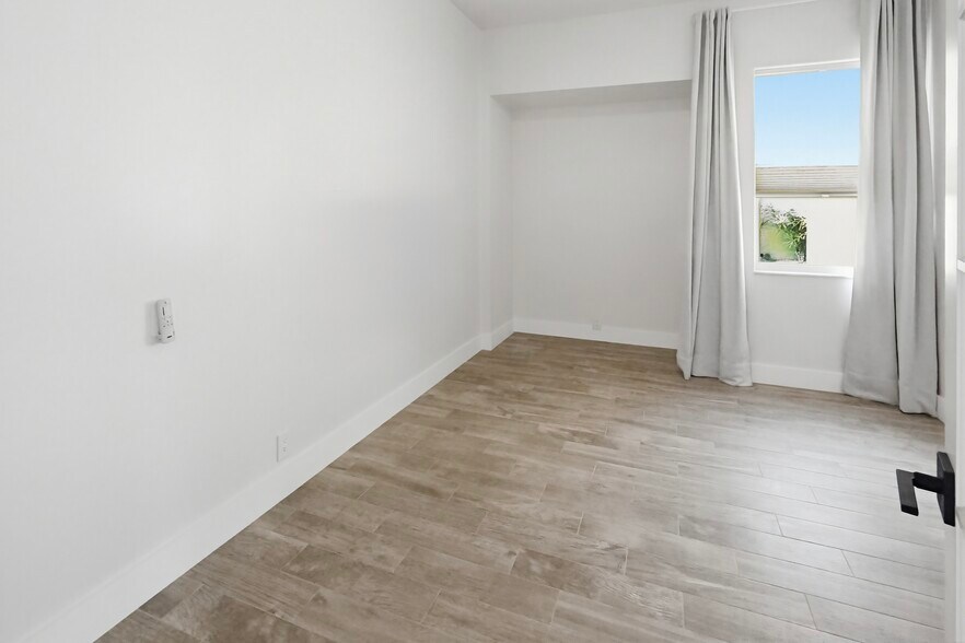 Building Photo - 4423 Shark Dr