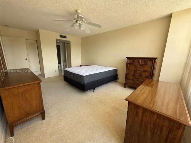 Building Photo - 1 bedroom in Hallandale FL 33009