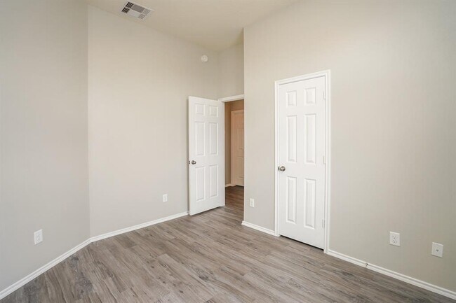 Building Photo - 7907 Flowing Oak Ln