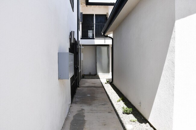 Building Photo - 994 Valencia St