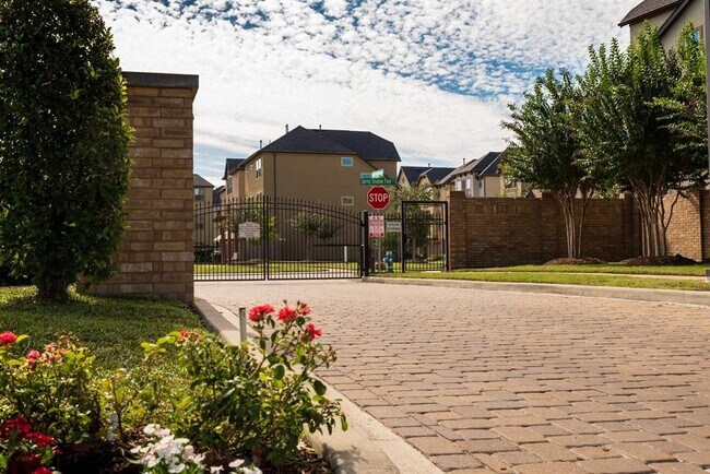 Building Photo - 9926 Spring Shadows Park Cir