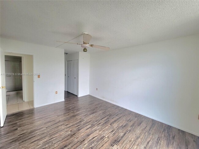 Building Photo - 2500 NE 135th St