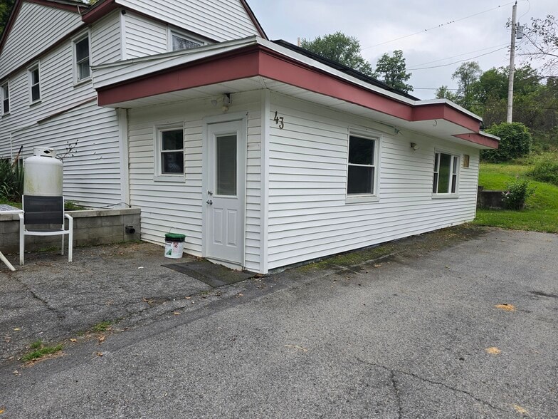 entrance - 43 Milton Tpke