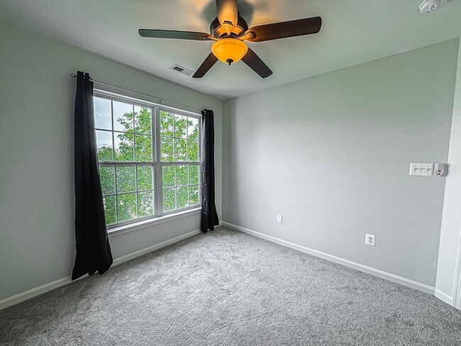 Building Photo - Gorgeous 3 Bed 2.5 Bath Interior Townhome ...