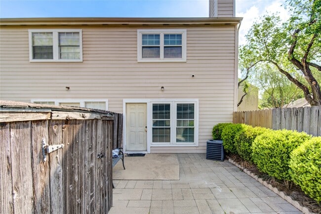 Building Photo - 2002 Gentryside Dr