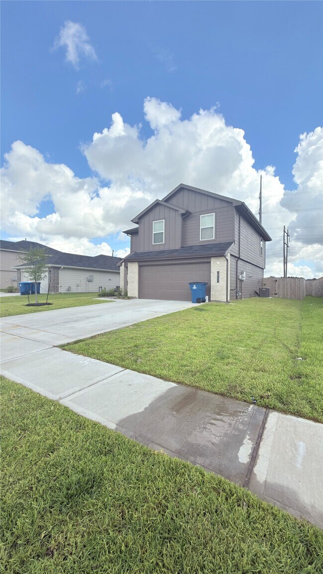 Building Photo - 18233 Descartes St