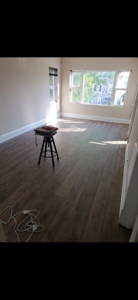 Building Photo - 5410 W Wrightwood Ave