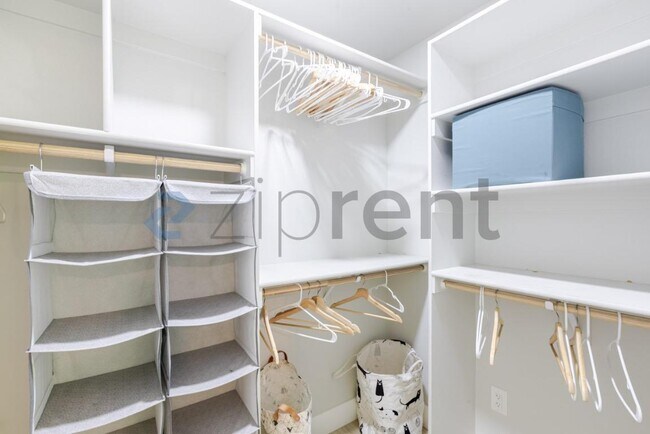Building Photo - Unit
