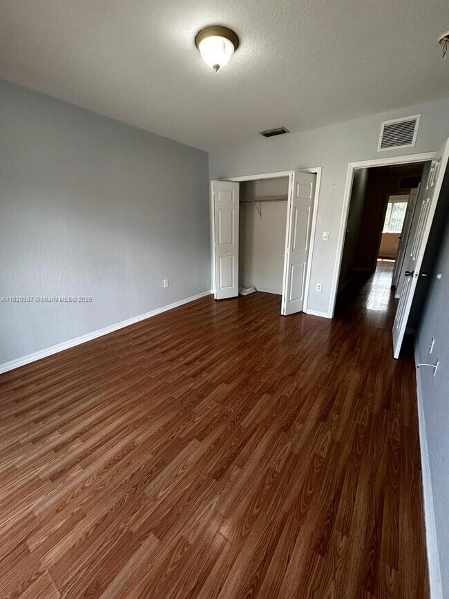 Building Photo - 865 SW 6th Ct