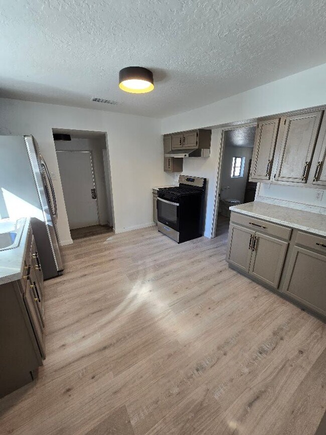 Building Photo - 3 bedroom 2 bath HOUSE for Rent near Downtown