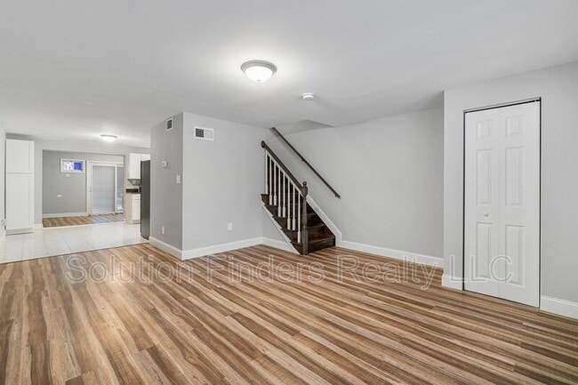 Building Photo - 2034 Kelmore Rd