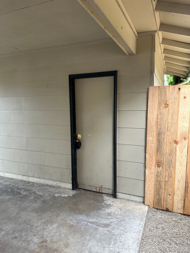 Building Photo - Beautifully updated 3 bedroom, 1 bath hous...