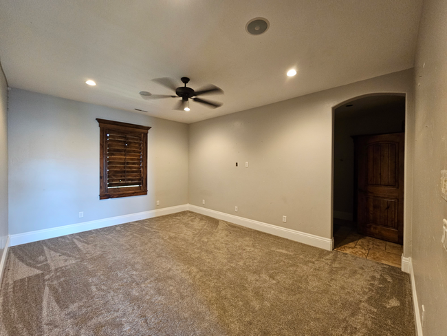 Building Photo - 738 Deer Hollow Rd