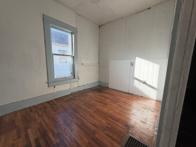 Building Photo - Charming 3 bed