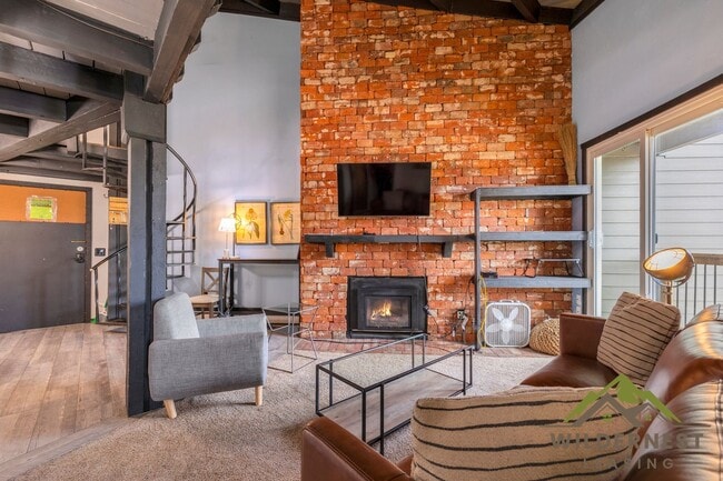 Building Photo - Treehouse Condo - 3rd floor Modern 2 Bedro...