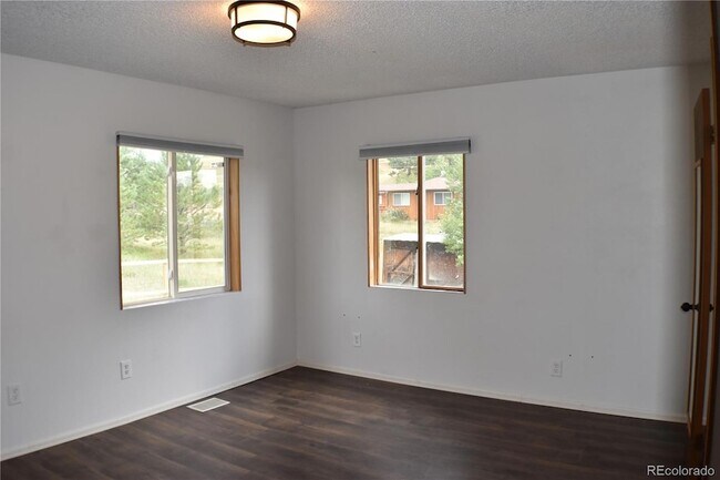 Building Photo - 1014 Elfin Glen Dr