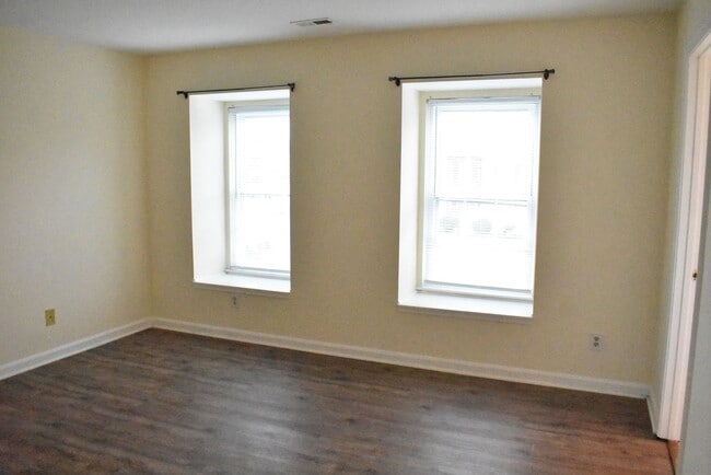 Building Photo - A Great Fairview Commons Townhome!