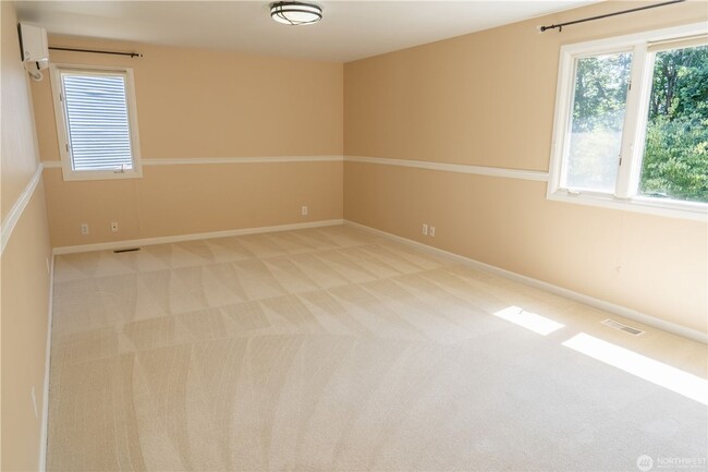 Building Photo - 4B/2.5Ba Bellevue House