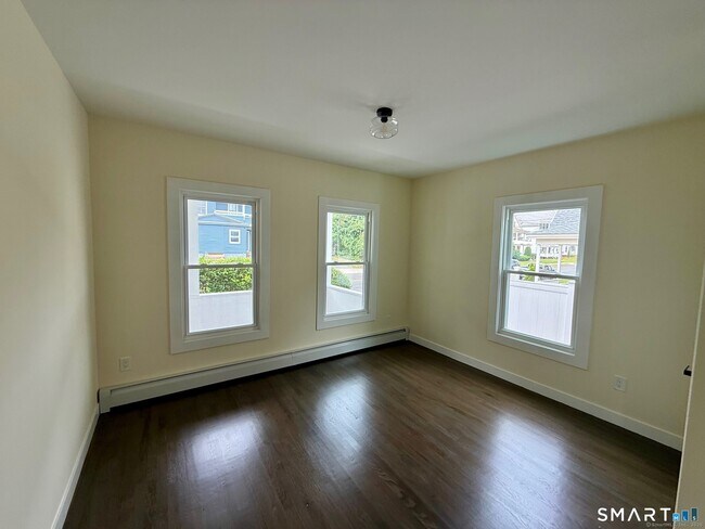 Building Photo - 449 Stanley St