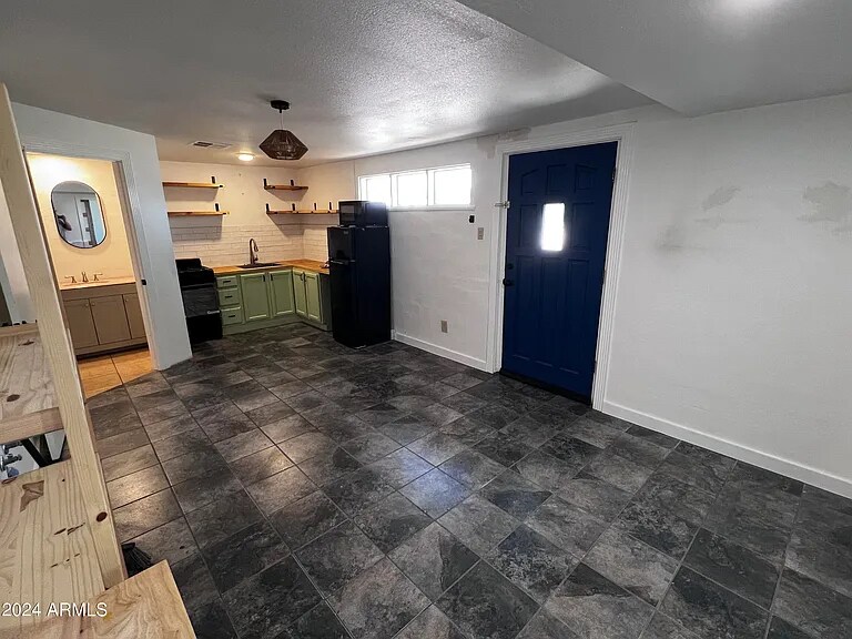 Building Photo - 2102 W Minnezona Ave
