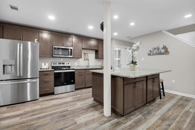 Building Photo - 136 Meadowside Ln