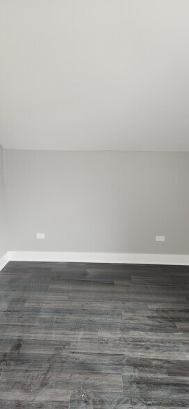 Building Photo - 1023 E 45th St
