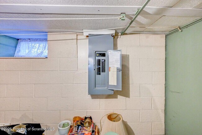 Building Photo - 454 Hickory St