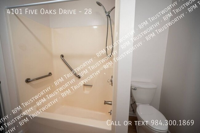 Building Photo - 4101 Five Oaks Dr