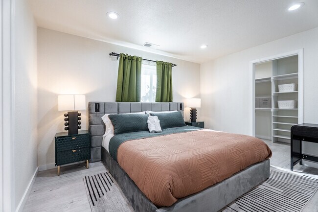 Building Photo - 2359 Oakwood Dr