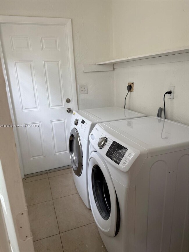 Building Photo - 2730 NW 15th Ct