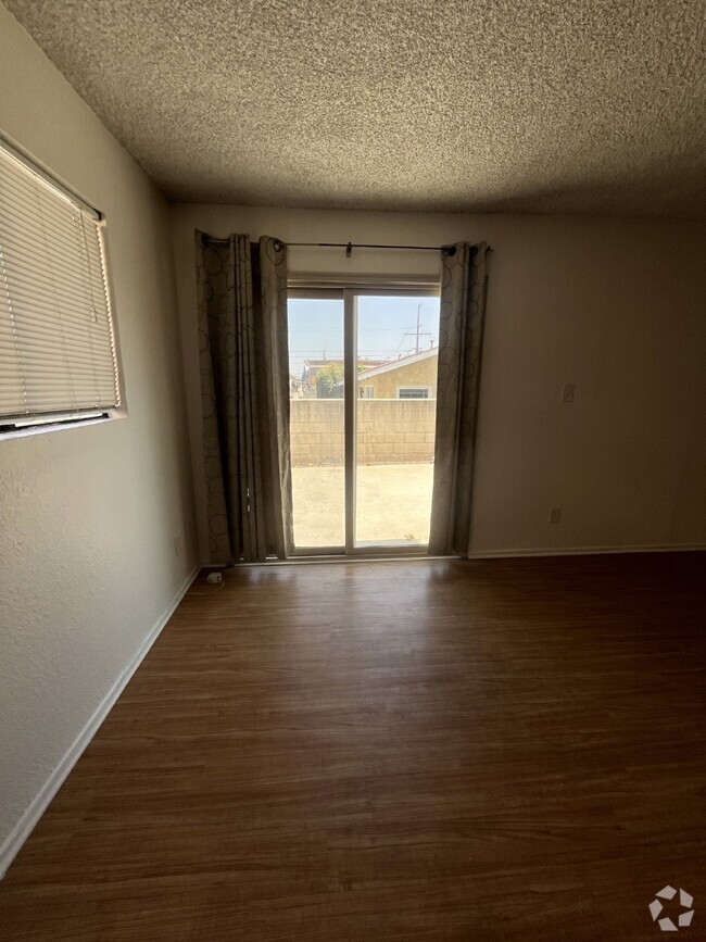 Building Photo - 2 Bedroom Unit with Large Patio