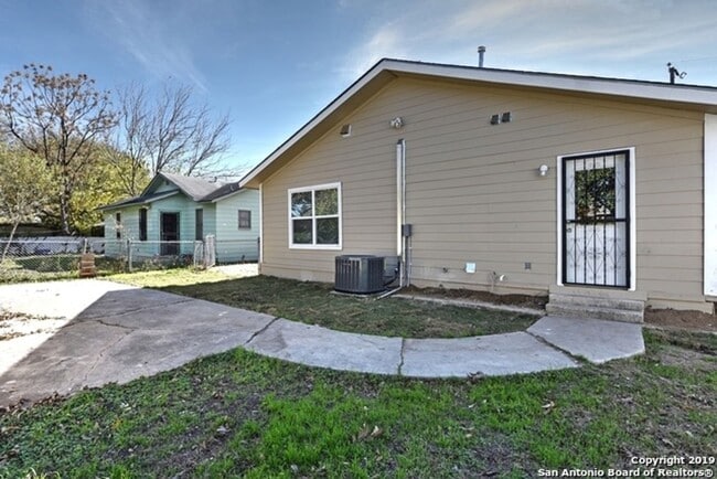 Building Photo - ONE STORY HOME  |  3 BEDS & 2 BATHS  |  LARGE SHED