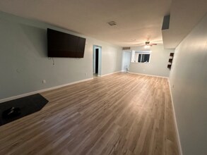 Building Photo - 10 Manorwood Dr