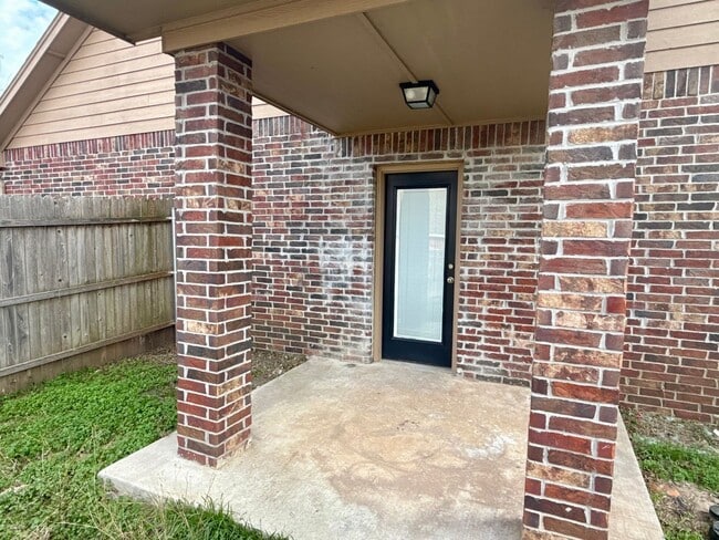 Building Photo - Spacious 4 Bed 2.5 Bath Home! New Flooring and Paint!