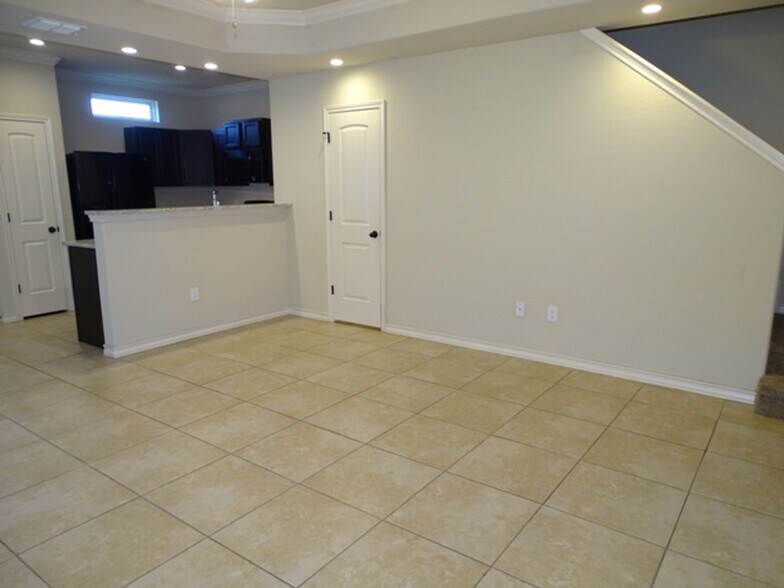 Building Photo - 7054 Lakeview Dr