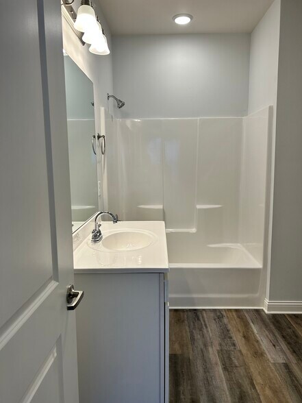 Building Photo - 530 Regency Cir