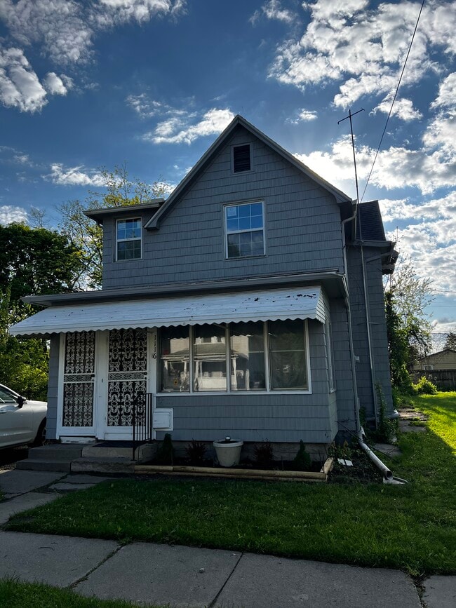 Building Photo - 1116 Woodstock Ave