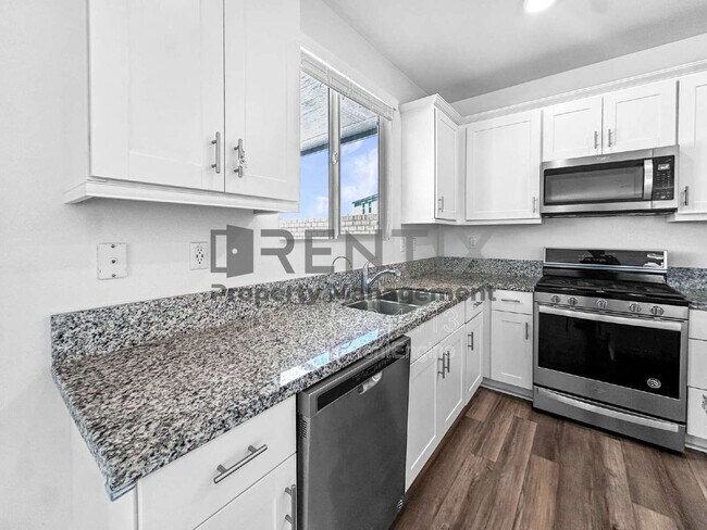 Building Photo - 15739 Yosemite St