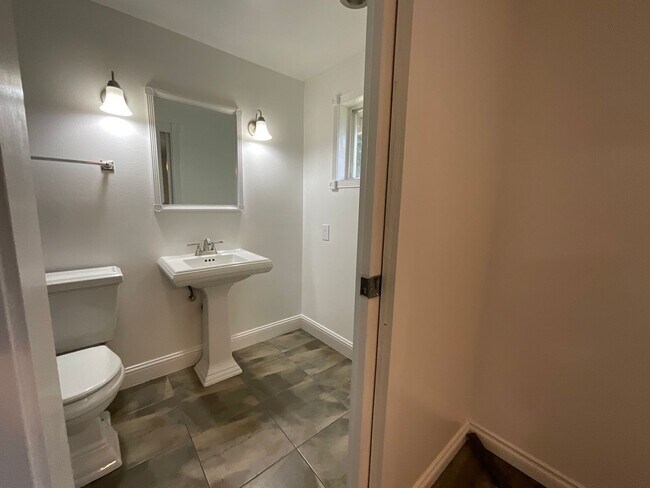 Building Photo - Beautiful 3 Bedroom 2 Bath Home at Lawrence Lake!