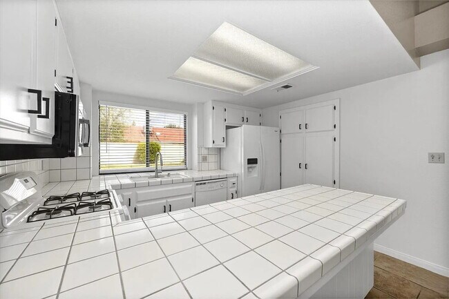 Building Photo - Beautiful 3 Bedroom, 2 Bathroom Home with Spacious Yard!