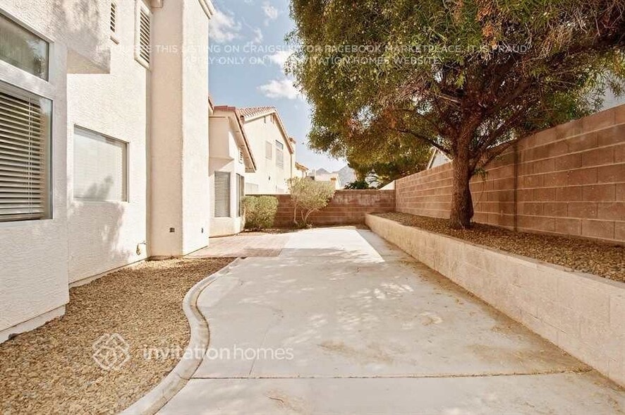 Building Photo - 1876 Blue Ribbon Dr