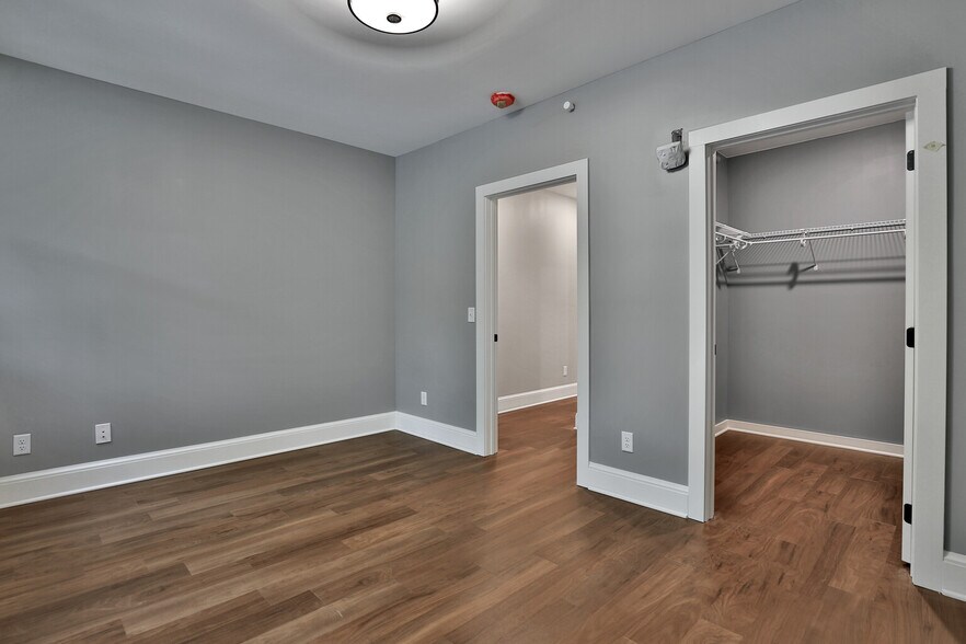 Building Photo - 107 Chestnut St E