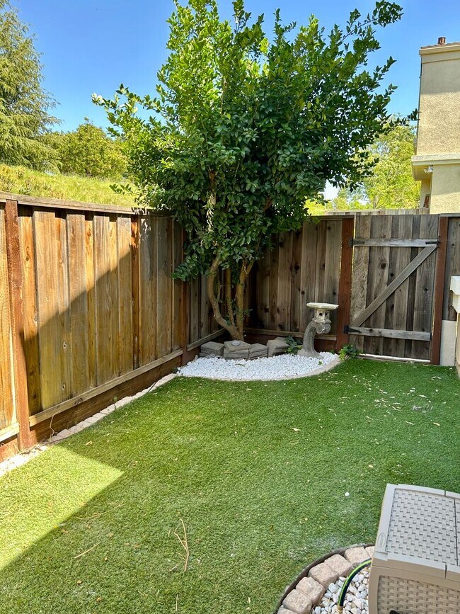 Building Photo - Remodeled and Comfortable Townhome