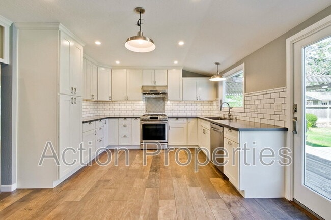 Building Photo - 485 Benvenue Ave