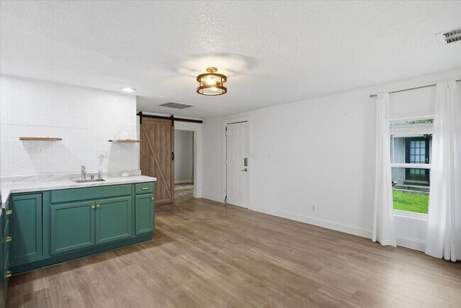 Building Photo - 4024 Collinwood Ave