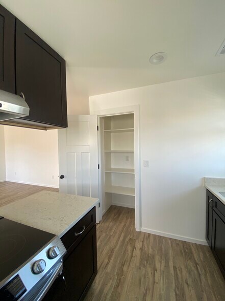 Building Photo - 1318 6th St