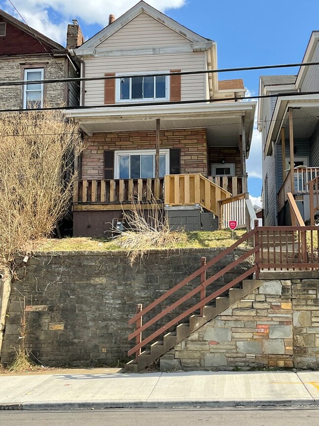 Primary Photo - Charming 3-Bedroom 1 bath rental home in H...