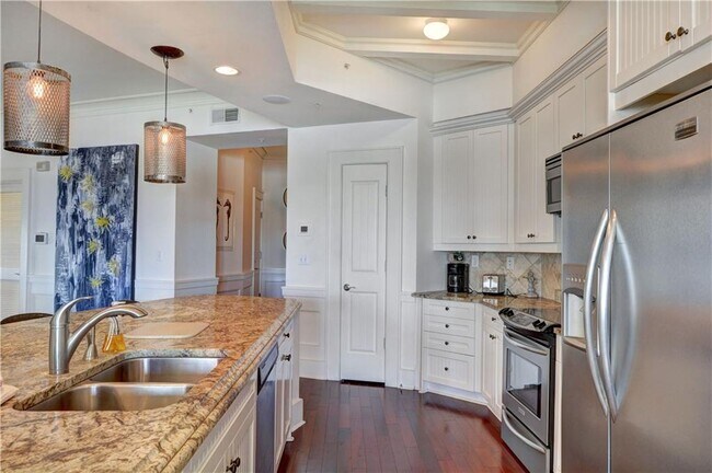 Building Photo - 10 Marina Dr