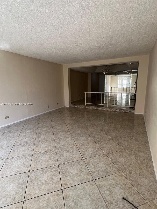 Building Photo - 3760 Inverrary Dr