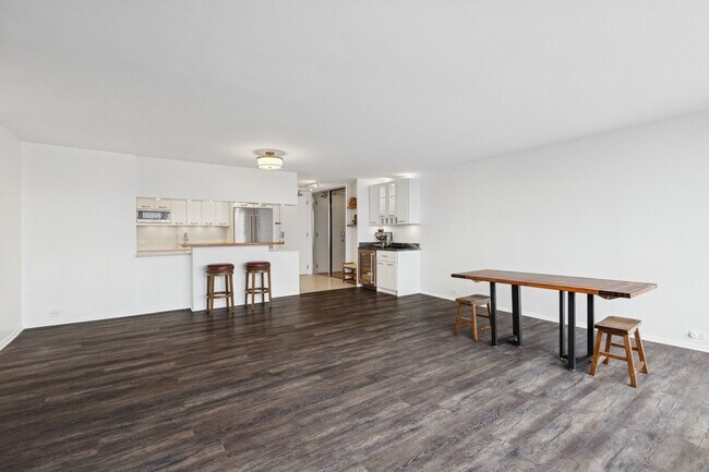 Building Photo - 330 W Diversey Pkwy